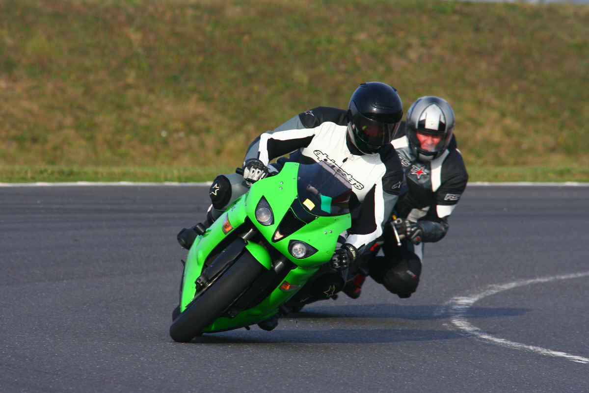 SteveM on ZX6R Bedford track day.JPG (313450 bytes)