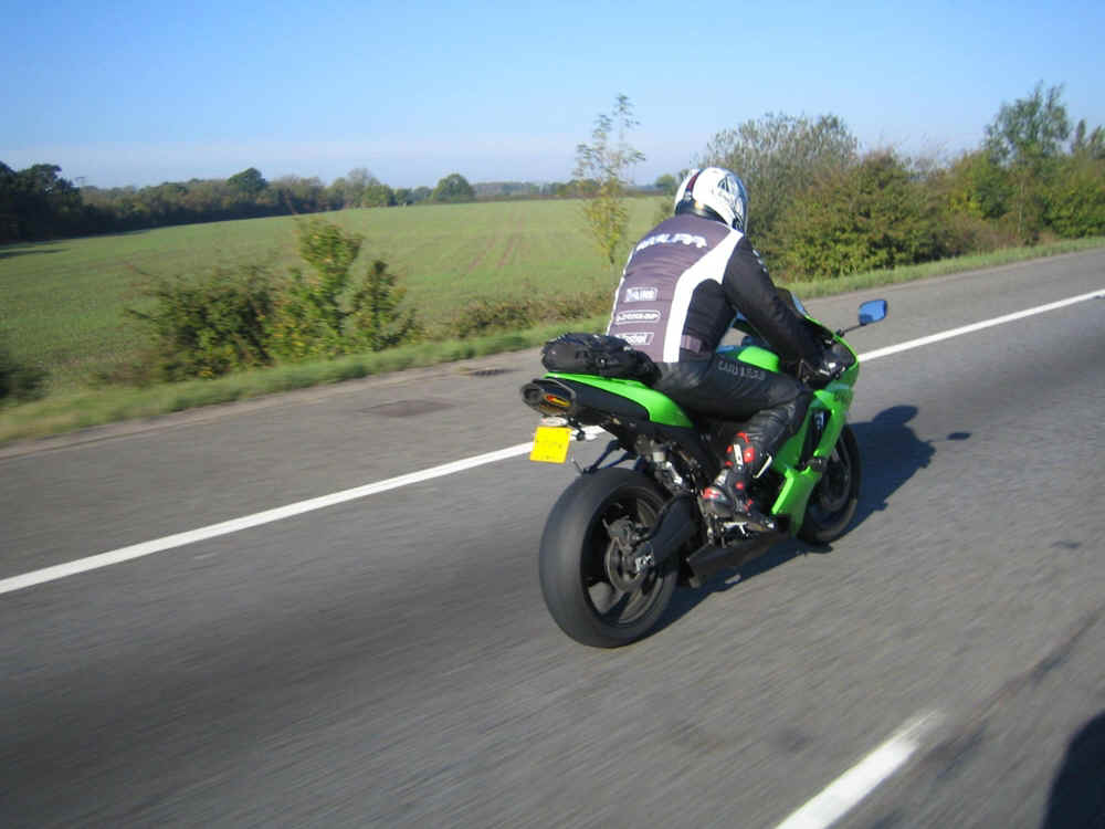 SteveM on zx6 flatout norfolk ride.JPG (473459 bytes)